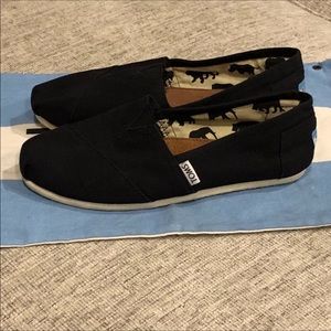 TOMS BLACK 7.5